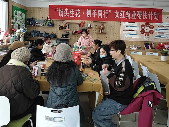 傳承指尖手藝，激活就業(yè)新機(jī)：瑞方人力助力華興街道開展女紅就業(yè)幫扶 第1張