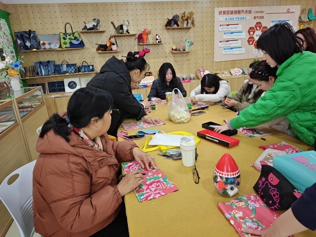 傳承指尖手藝，激活就業(yè)新機(jī)：瑞方人力助力華興街道開展女紅就業(yè)幫扶 第3張